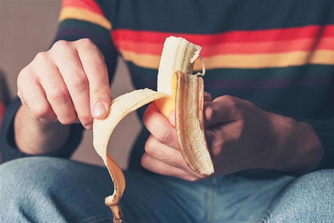 تناول الموز على الريق